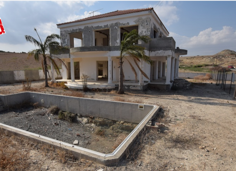 Semi Renovated  House In Oroklini, Larnaka (4 Bedroom)